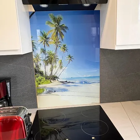 L'escale Au Bord De *